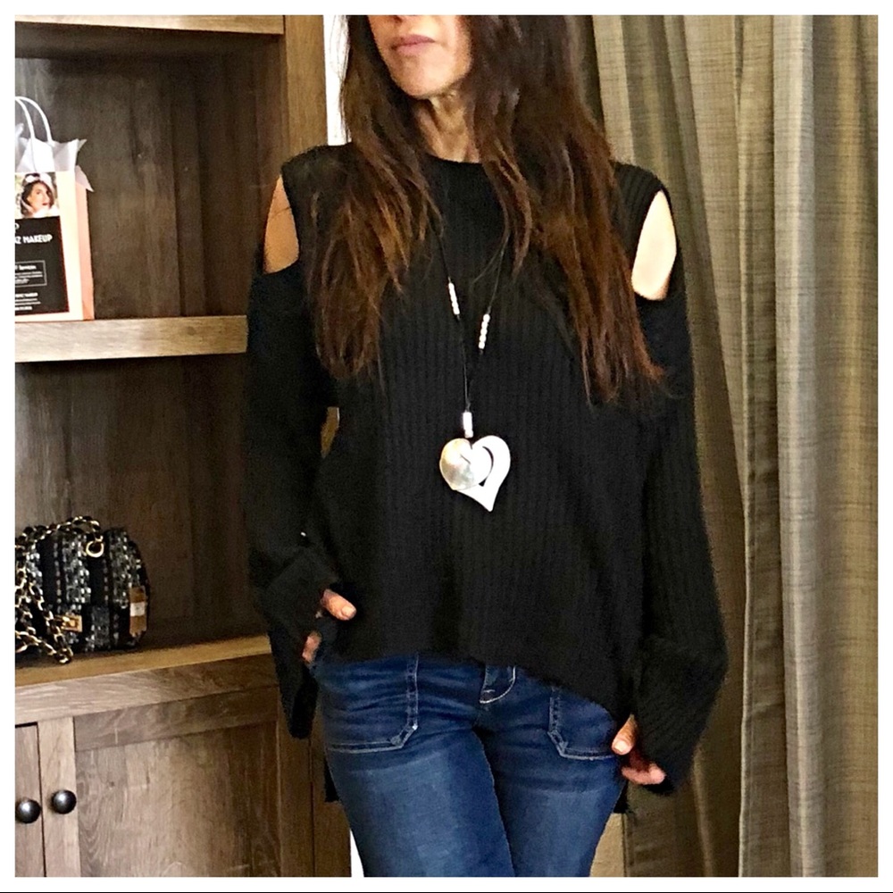 ✨LAST ONE✨PARIS✨Bell sleeves cold shoulder sweater - Picture 2 of 8
